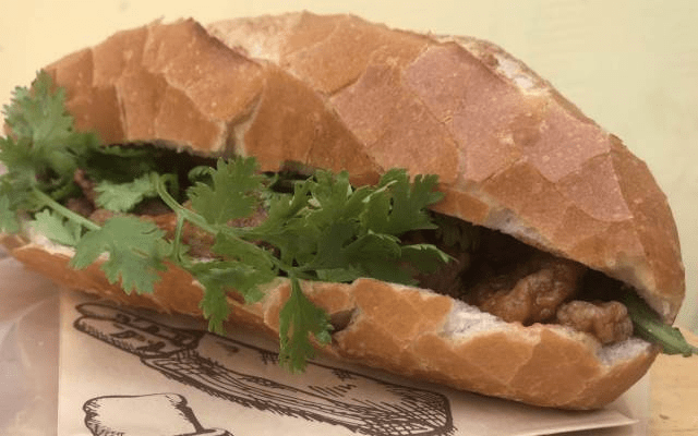 Bánh mì chả cá nóng - Ngon Phết