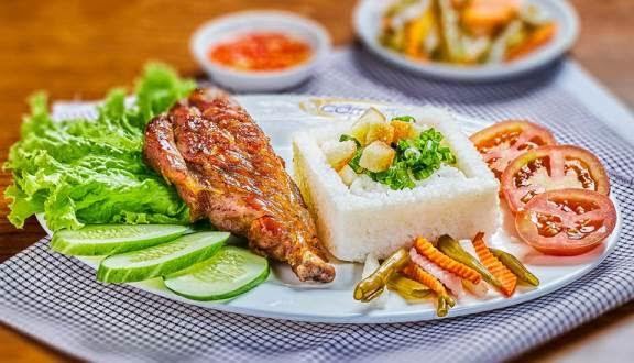 Cơm Tấm Cali - Tạ Quang Bửu rất thoáng đãng, sạch sẽ, cơm tấm ngon chuẩn truyền thống