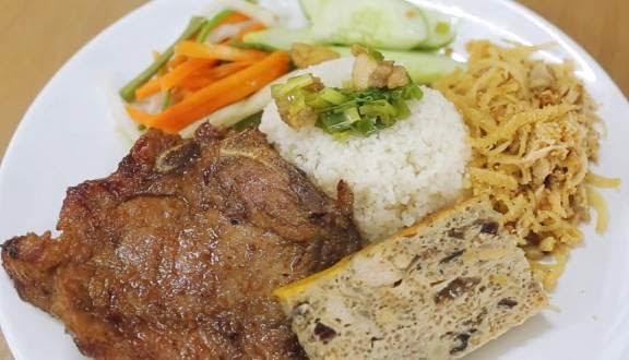 Quán có món sườn ướp vừa vặn, nướng thơm nức thì chả cũng ngon