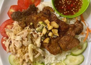 Thịt và sườn ở đây được ướp rất vừa ăn, đến cả canh ăn kèm, nhất là món canh chua cũng được nấu chuẩn vị 