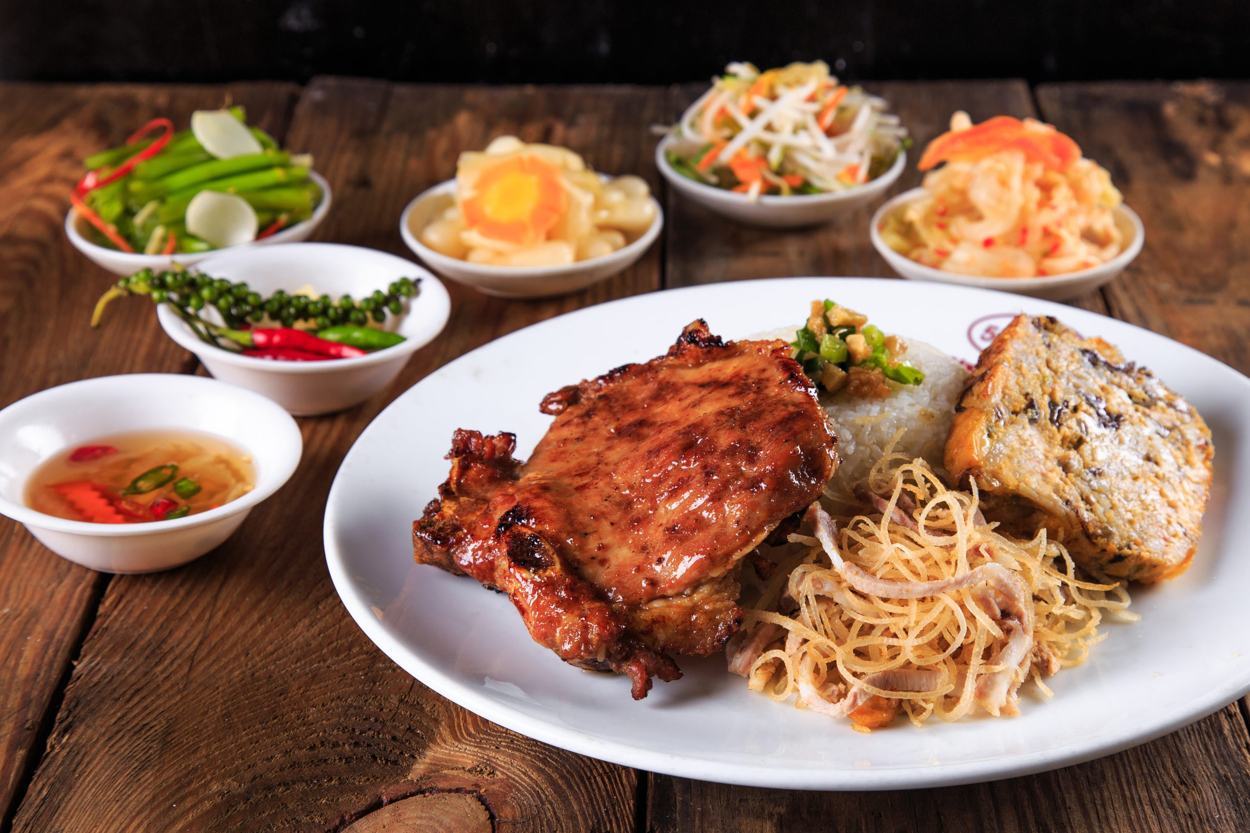 Trong top 10 món ăn ngon tại quận 1, không thể thiếu cơm tấm Thuận Kiều.