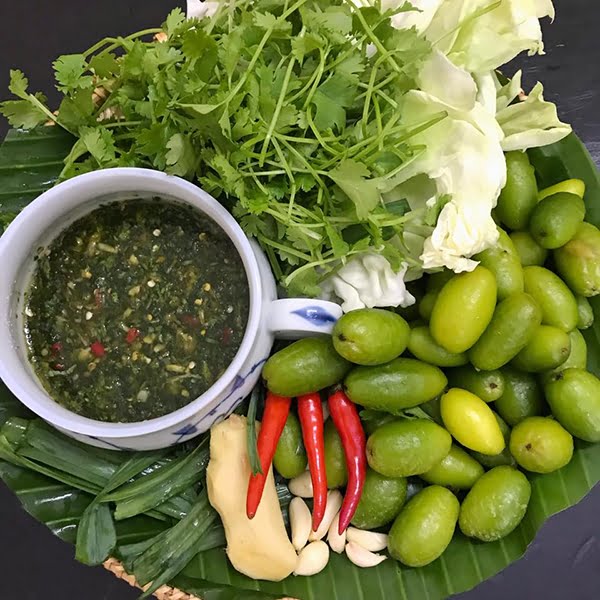 Bắp cải cuốn nhót xanh