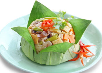 Cơm gói lá sen