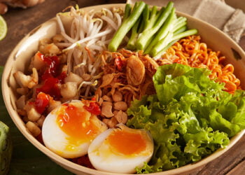 Mì trộn trứng lòng đào